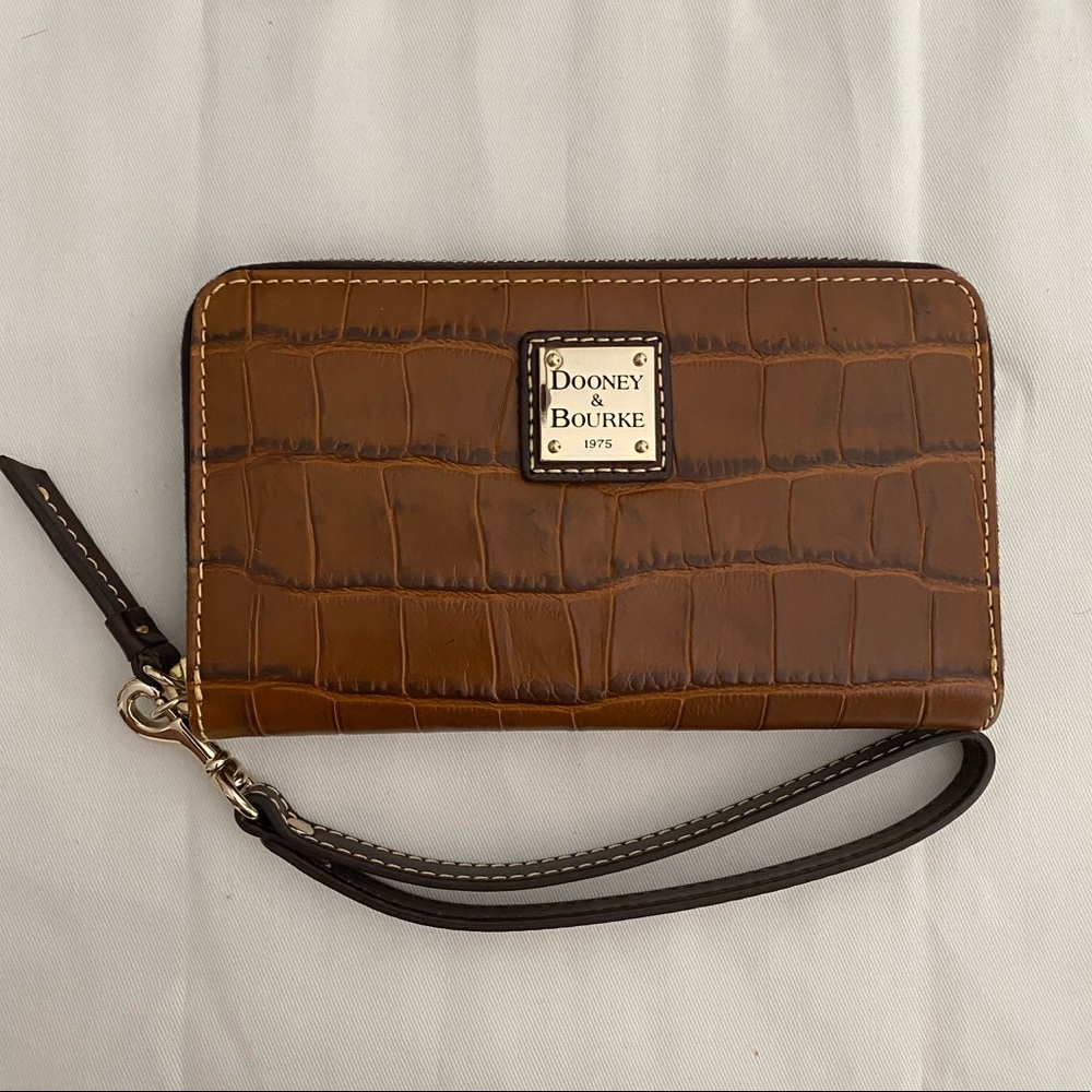 *NEW* Dooney and Bourke Wristlet